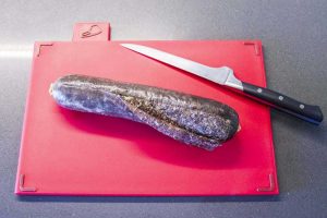 saquitos de morcilla pera confitada y uvas pasas | aperitivos