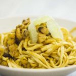 noodles al estilo thai con curry rojo